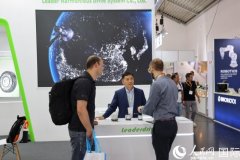 稳稳地托着钢动