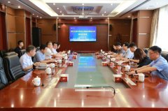 校党委胡金焱正在欢迎室取来访嘉宾亲